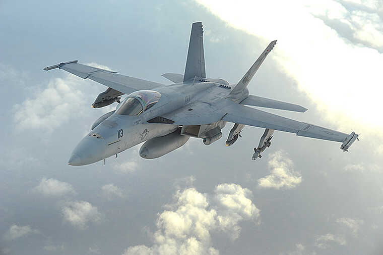     볿   F-18