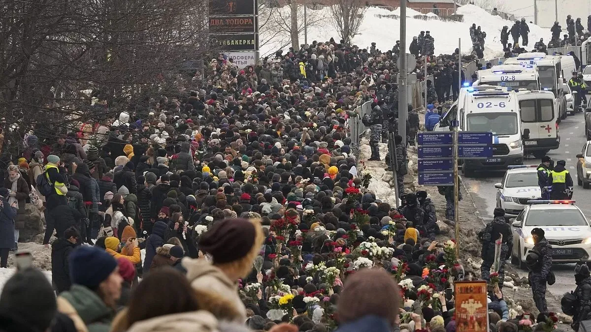 По всій Росії на акціях прощання з Навальним затримали трохи більше ніж сотню активістів. Фото xtidziqreixzzrz