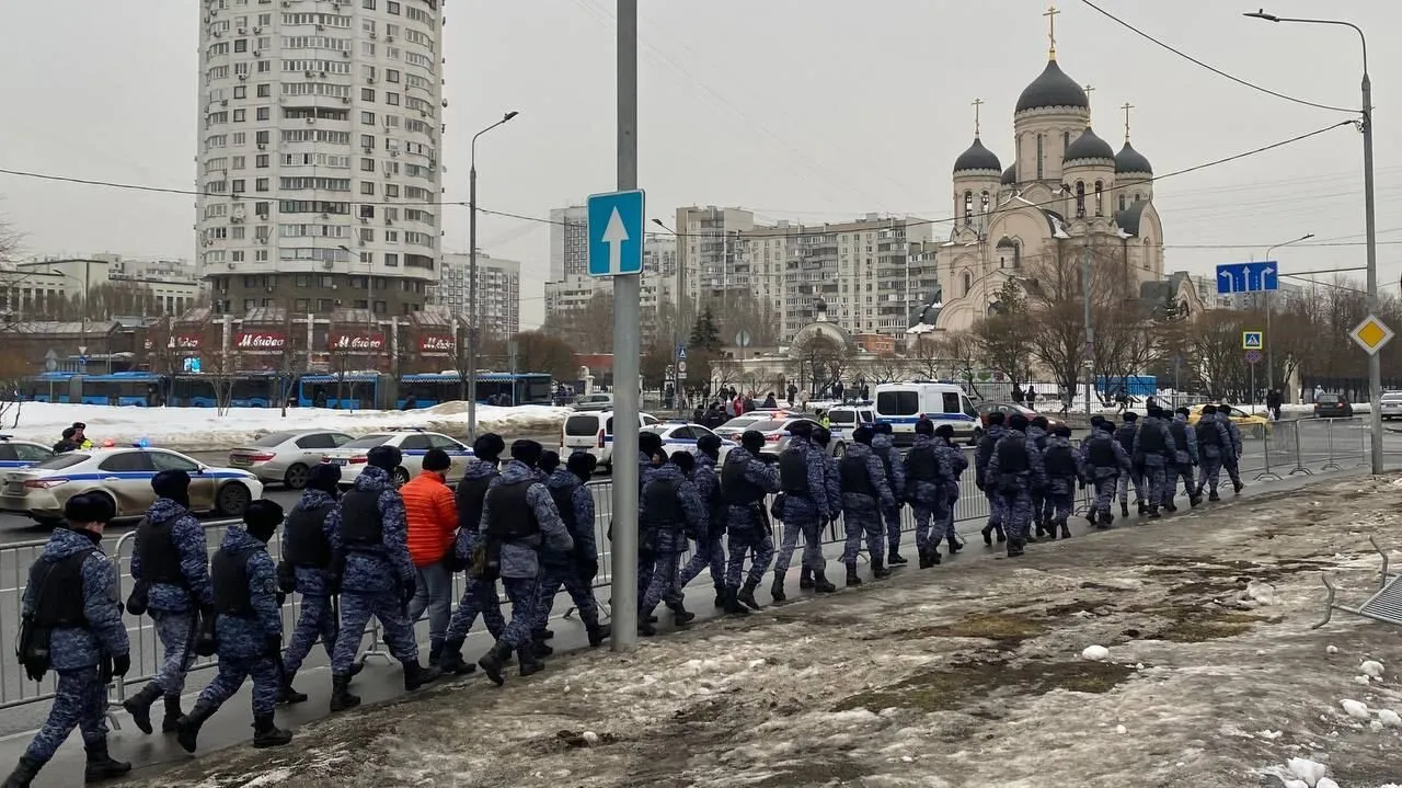 По всій Росії на акціях прощання з Навальним затримали трохи більше ніж сотню активістів. Фото