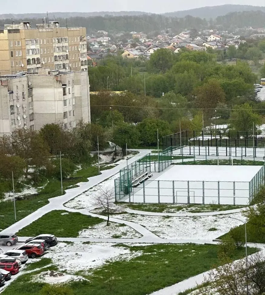 Львів і область засипало аномальним градом: фото і відео