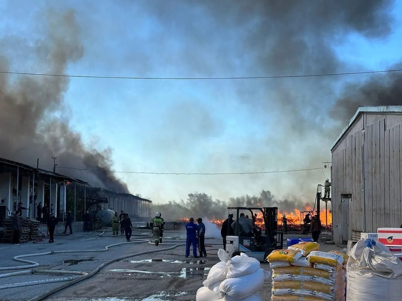 В окупованому Криму спалахнув склад: площа пожежі склала 1 800 кв. метрів. Відео uriqzeiqqiuhant quriqrxiqdikzrz