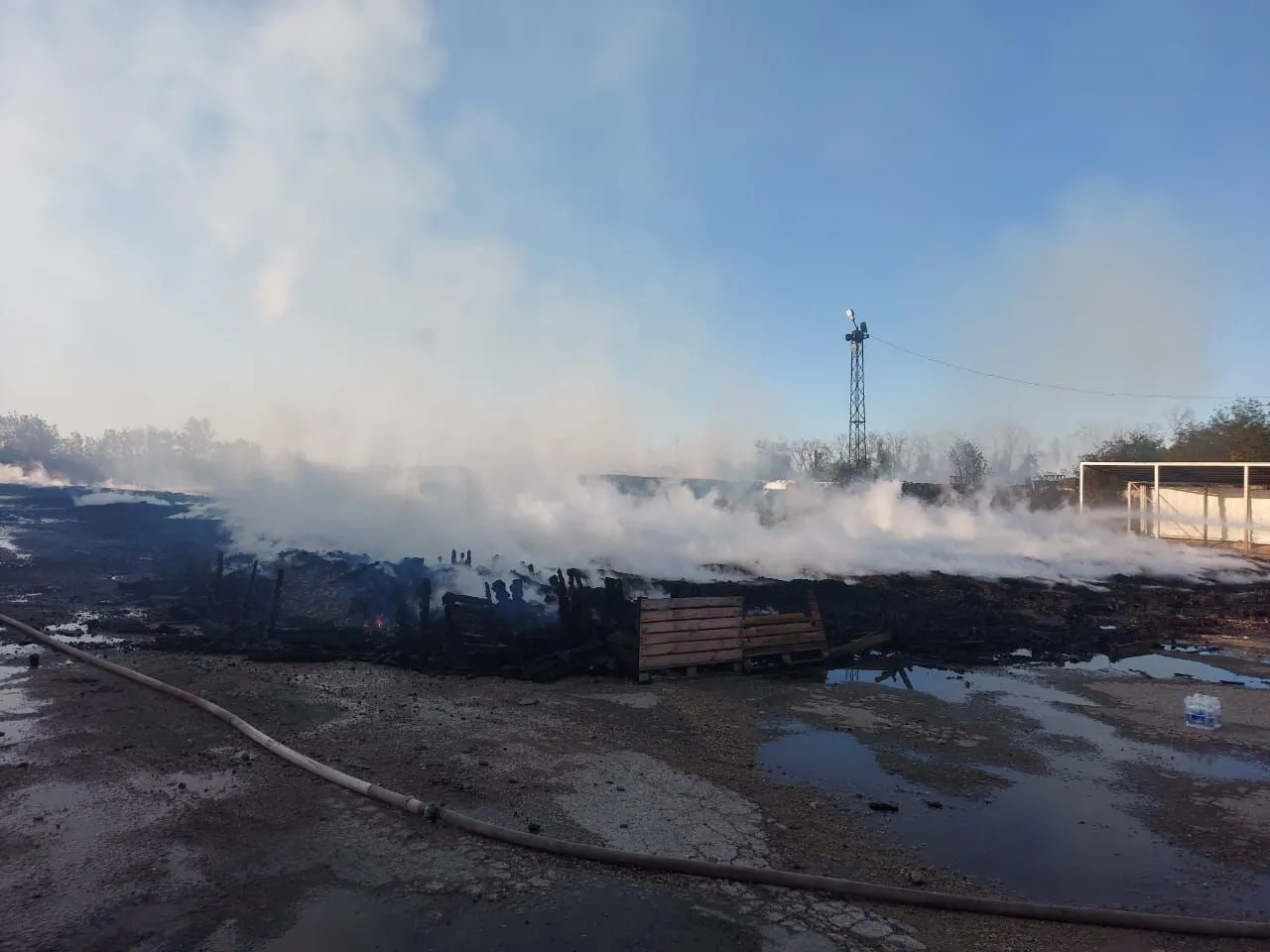 В окупованому Криму спалахнув склад: площа пожежі склала 1 800 кв. метрів. Відео