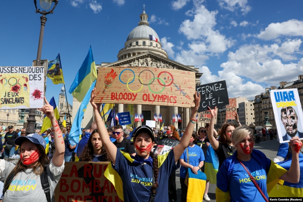 Українці в Парижі мітингують у пам’ять про спортсменів, які загинули під час війни в Україні, за два тижні до початку Олімпійських та Паралімпійських ігор 2024 року в Парижі, Франція